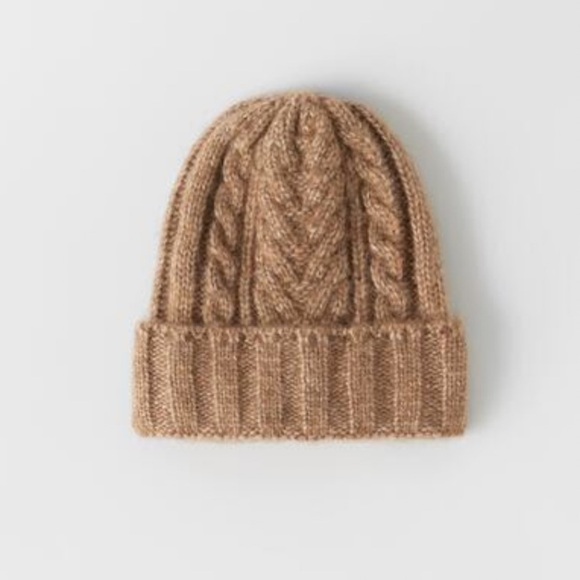 Zara Accessories - Cozy Cable Knit Beanie✨